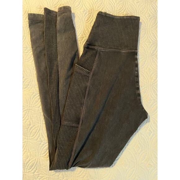 Aerie offline leggings
Medium 
Excellent condition - Picture 4 of 4